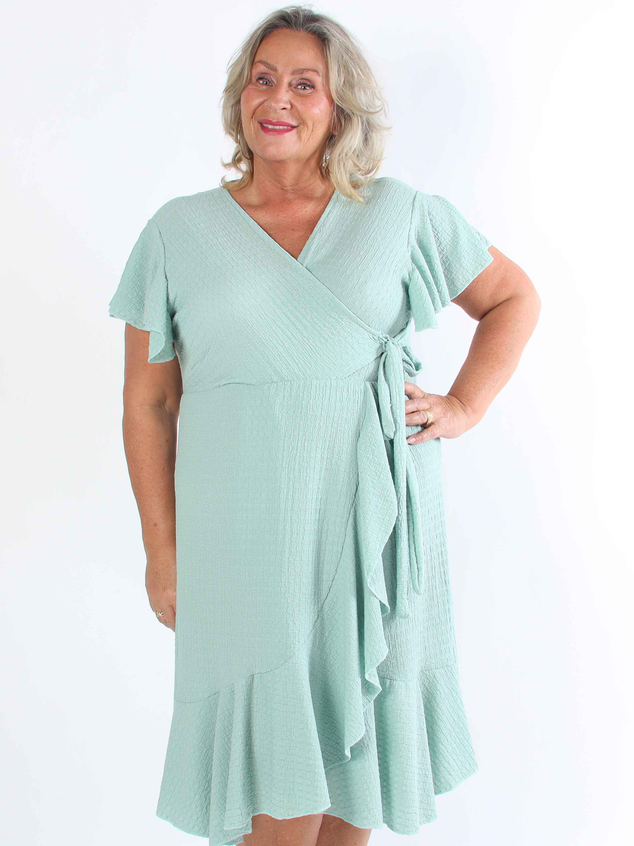 Eliana - Söt plus size-klänning i omlottmodell med volanger